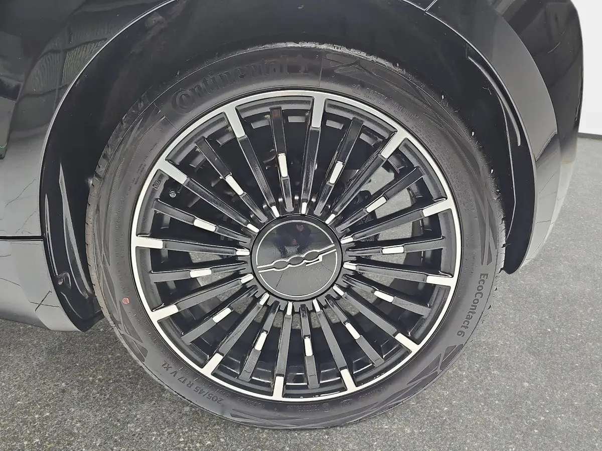 FIAT 500E ELEKTRO 42 KWH WINTERRÄDER BY BOCELLI NAVI KLIMA LED JBL APPLE/ANDROID LM17