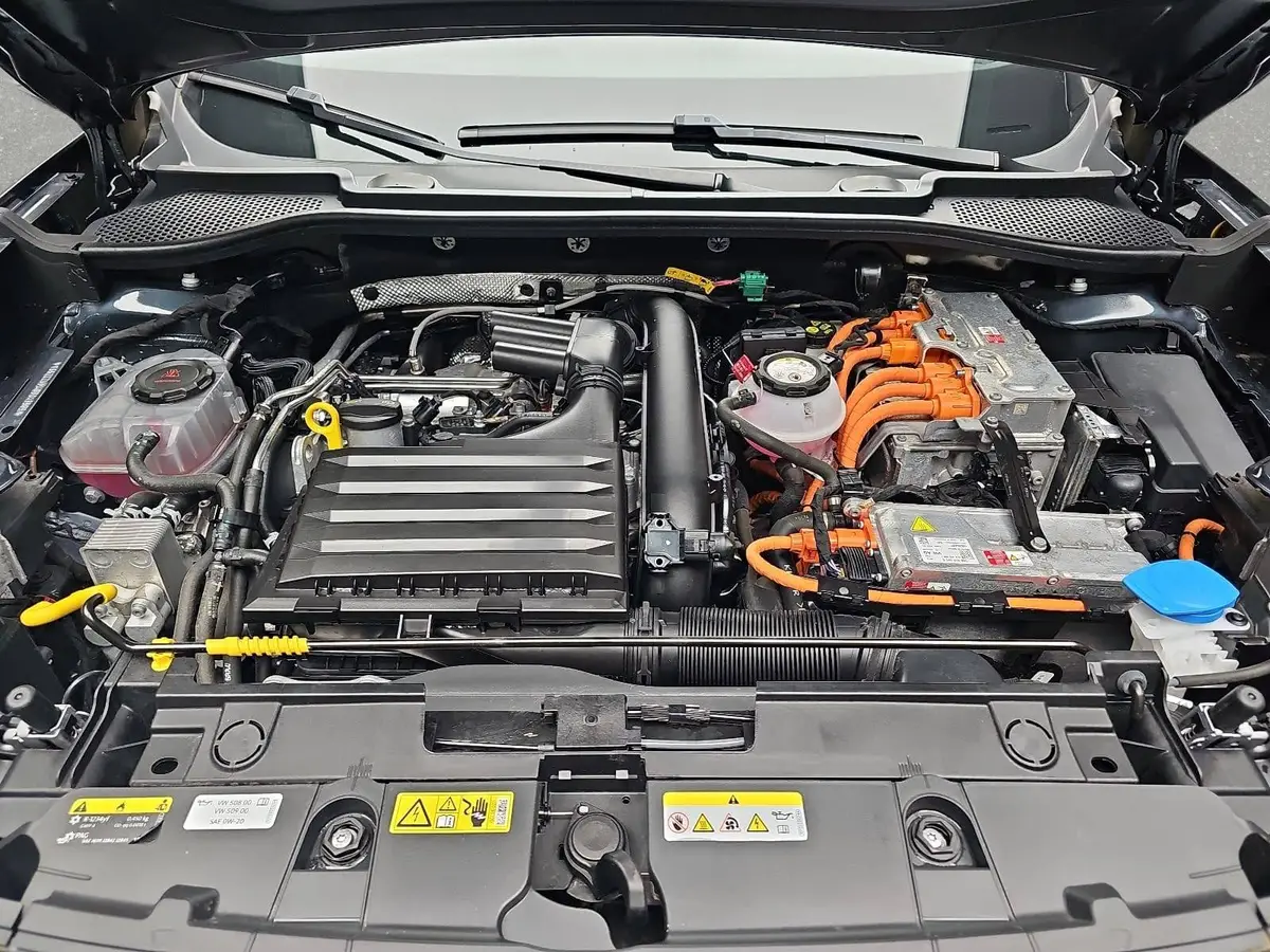 CUPRA FORMENTOR 1.4 E-HYBRID DSG MATRIX PANO AHK