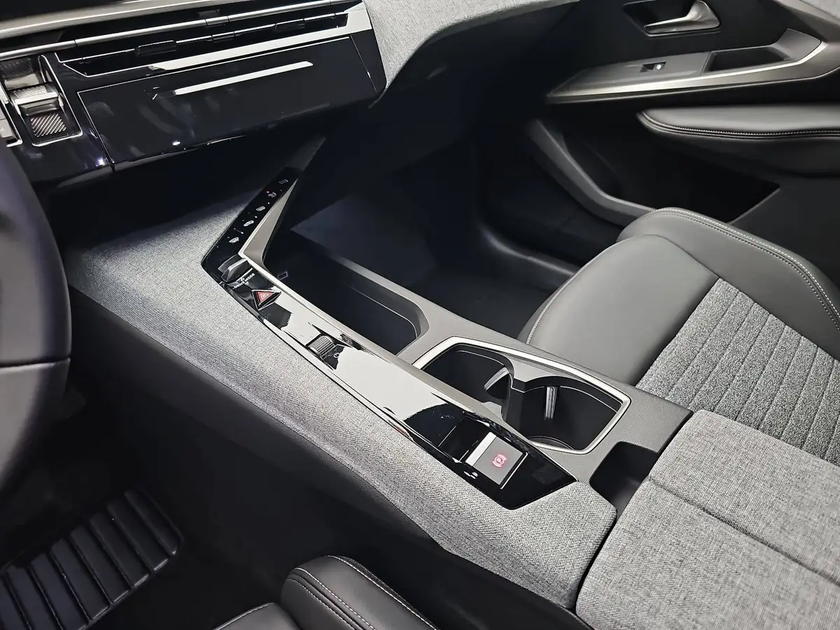 PEUGEOT 3008 1.2 HYBRID 145 E-DSC6 ALLURE LED WINTER AHK LM