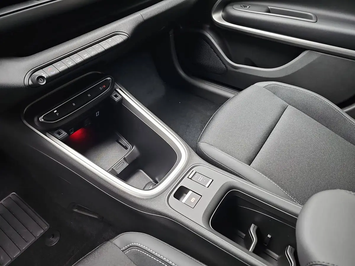 JEEP AVENGER 1.2 E-HYBRID T3 DCT SUMMIT MJ26 INFOTAINMENT UND KOMFORT-PAKET