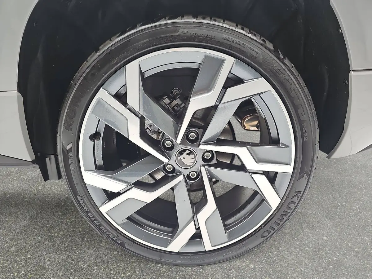 SKODA KAROQ 2.0 TDI DSG SPORTLINE AHK ACC PANO