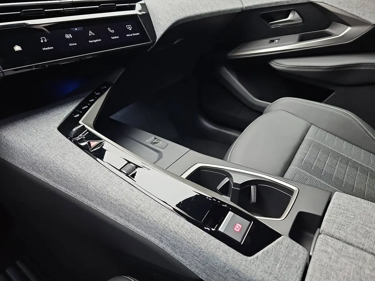 PEUGEOT 3008 1.2 HYBRID 145 E-DSC6 GT NAVI KLIMA LED AHK LM19