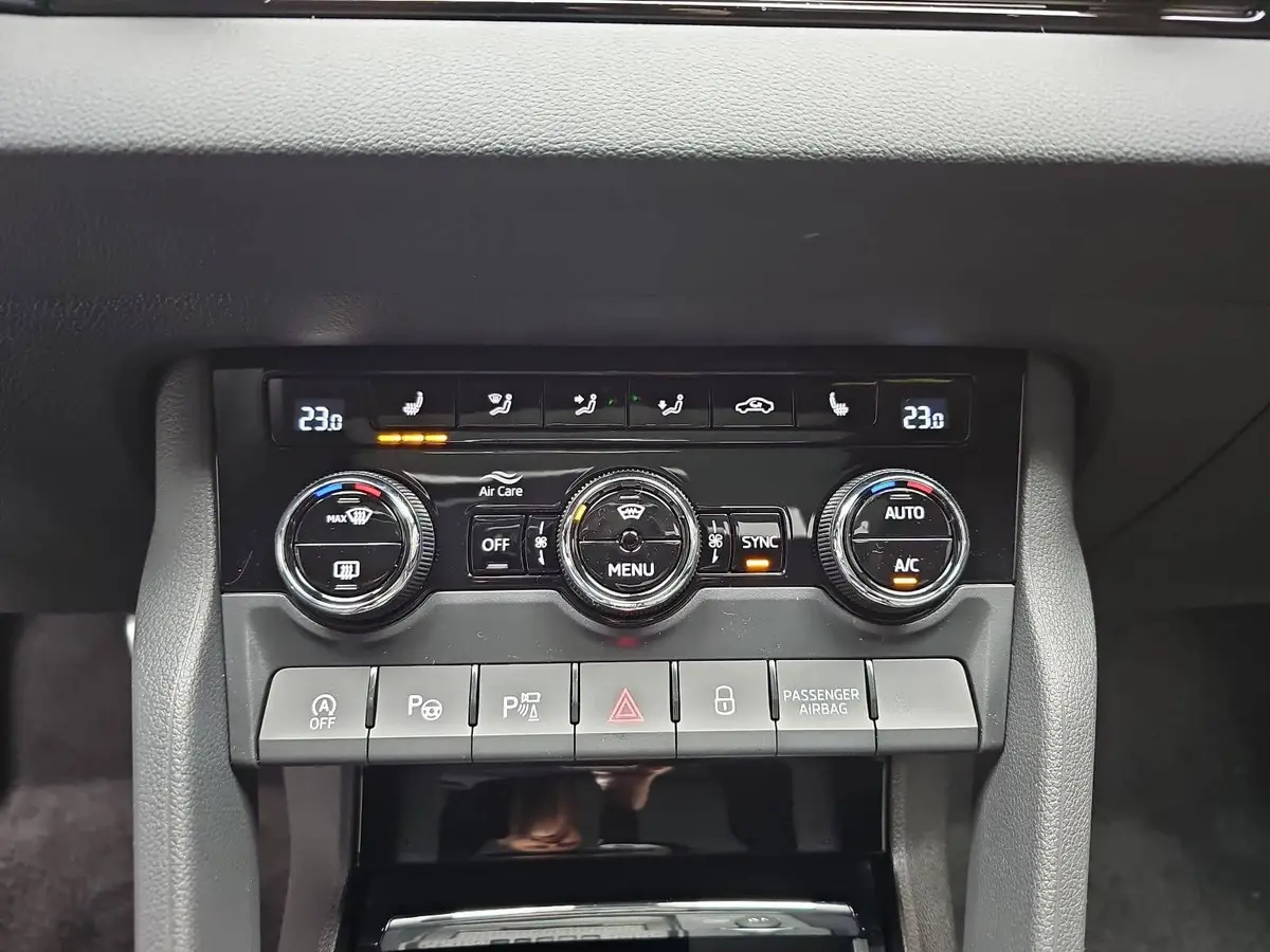 SKODA KAROQ 1.5 TSI DSG SPORTLINE NAVI LED-MATRIX PANO CANTON 