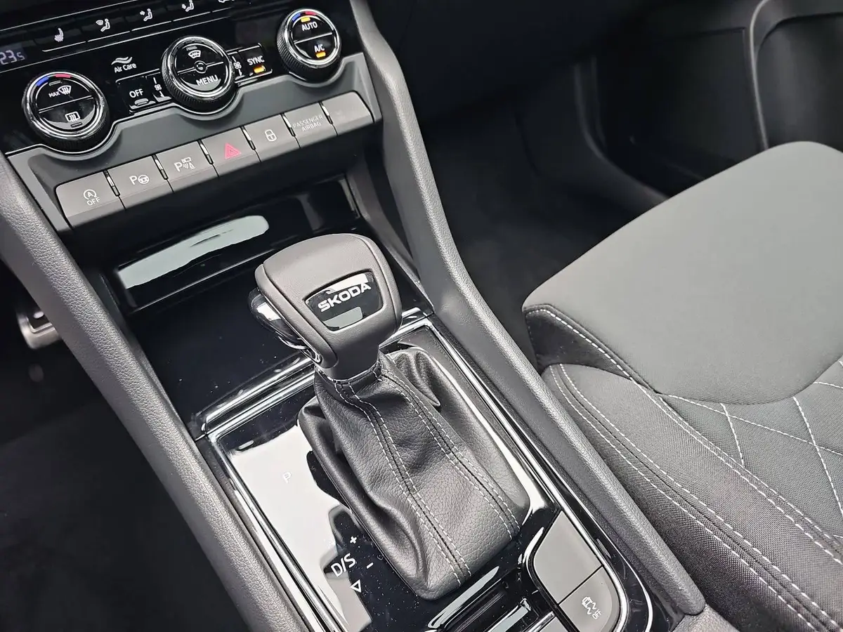 SKODA KAROQ 1.5 TSI DSG SPORTLINE NAVI LED-MATRIX PANO CANTON