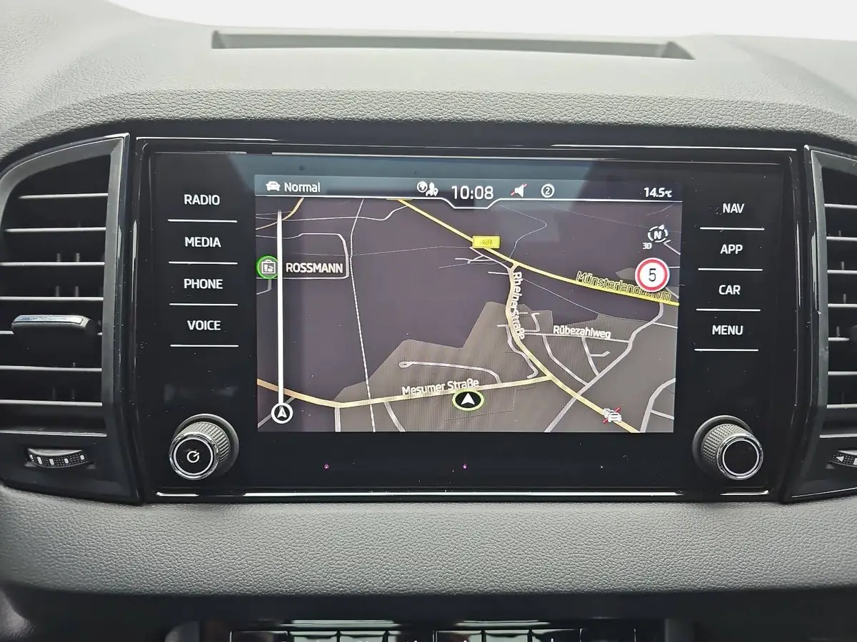 SKODA KAROQ 2.0 TDI DSG SPORTLINE AHK ACC PANO