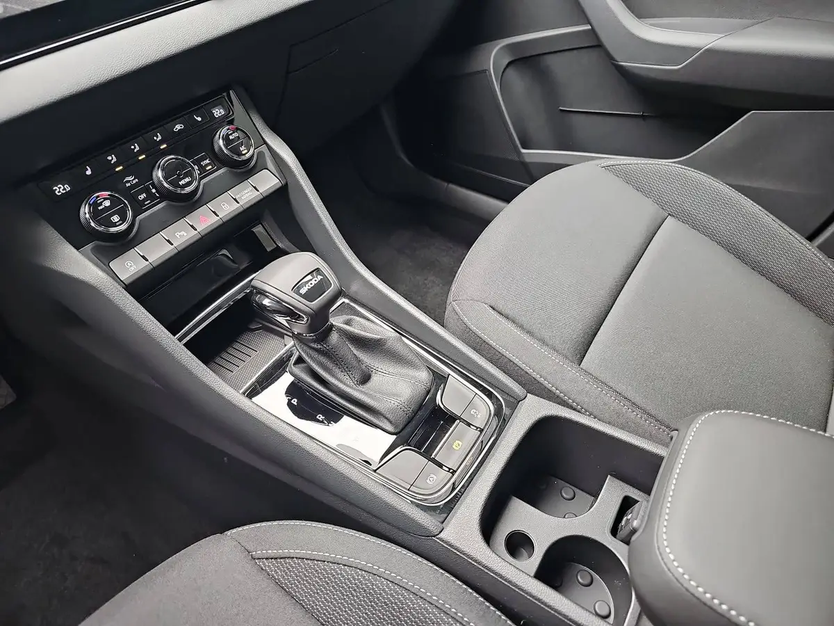 SKODA KAROQ 1.5 TSI DSG SELECTION LED AHK LM