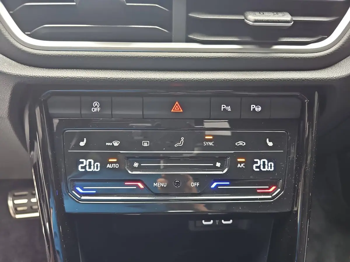 VW T-ROC 1.5 TSI DSG R-LINE NAVI LED 18