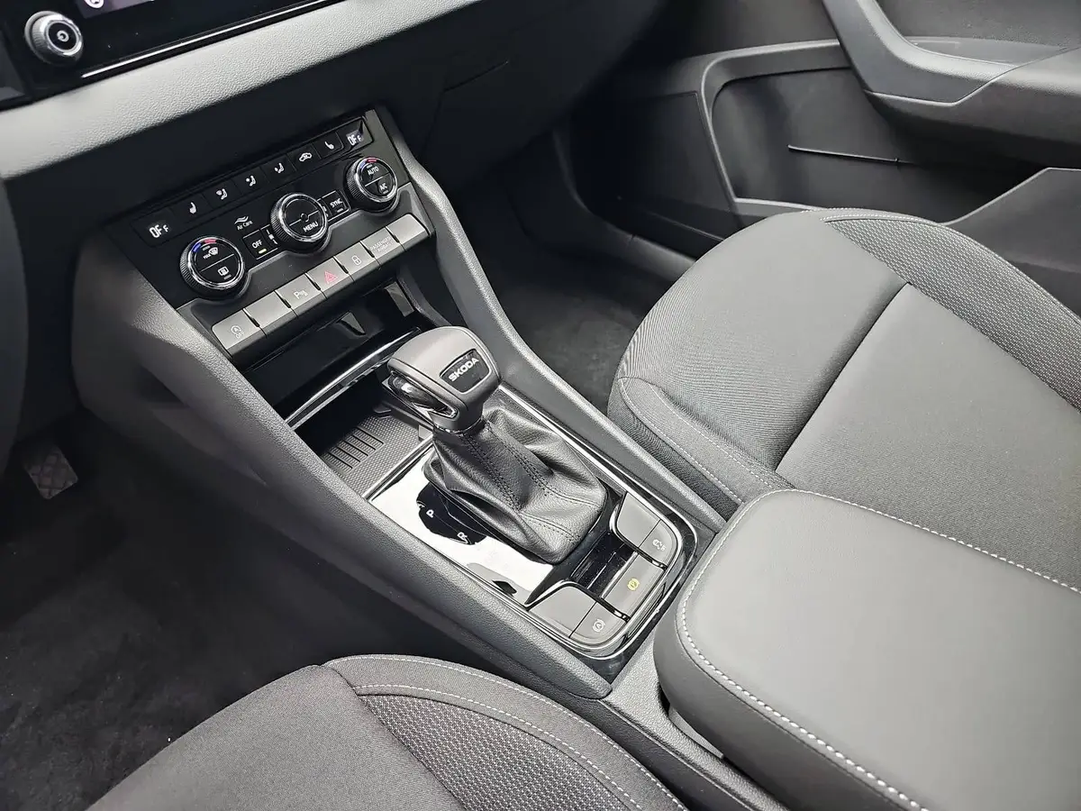 SKODA KAROQ 1.5 TSI DSG SELECTION LED ACC AHK