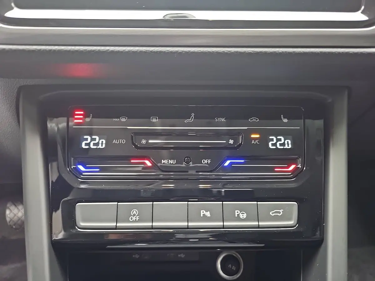 VW TOURAN 1.5 TSI DSG COMFORTLINE NAVI LED ACC 7-S AHK LM