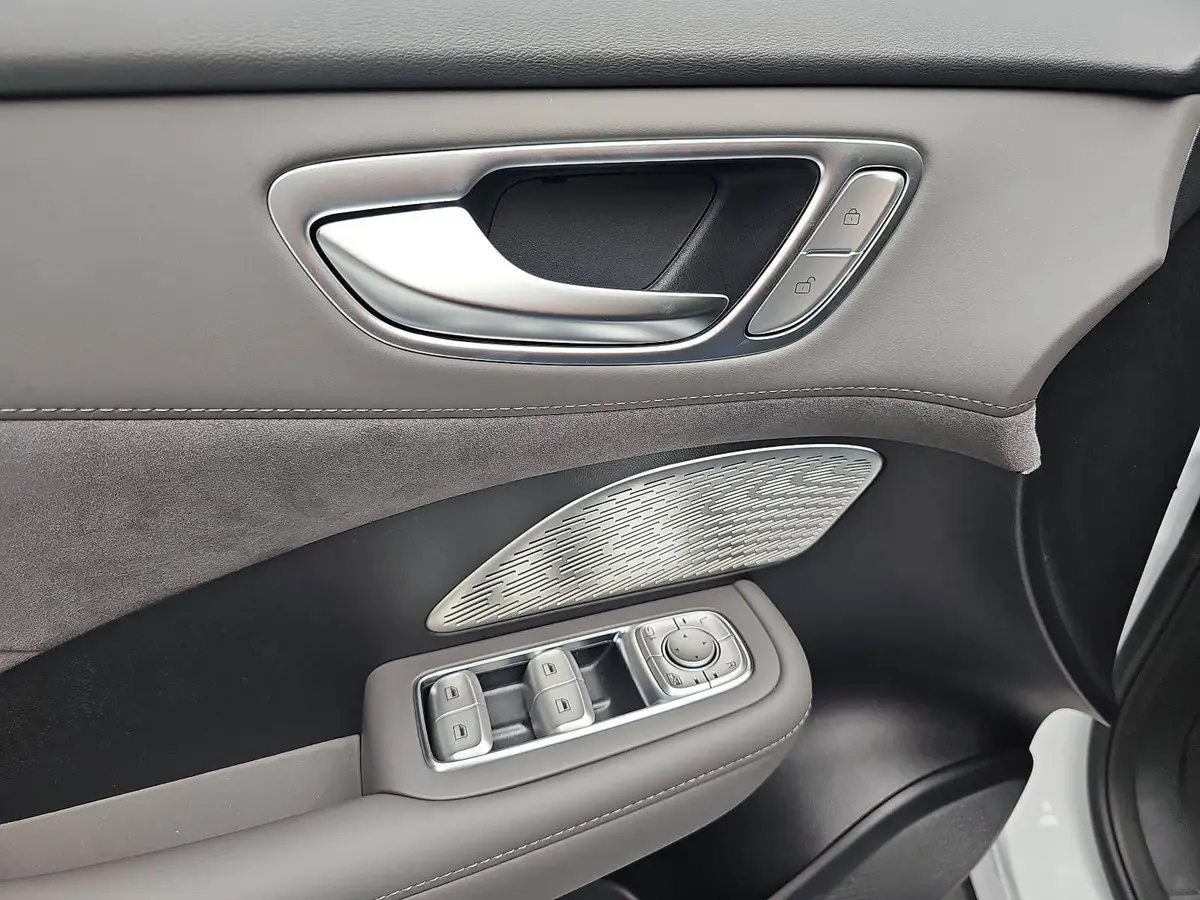 MG ANDERE EV 77 KWH LUXURY AWD PANORAMA LEDER 20-ZOLL