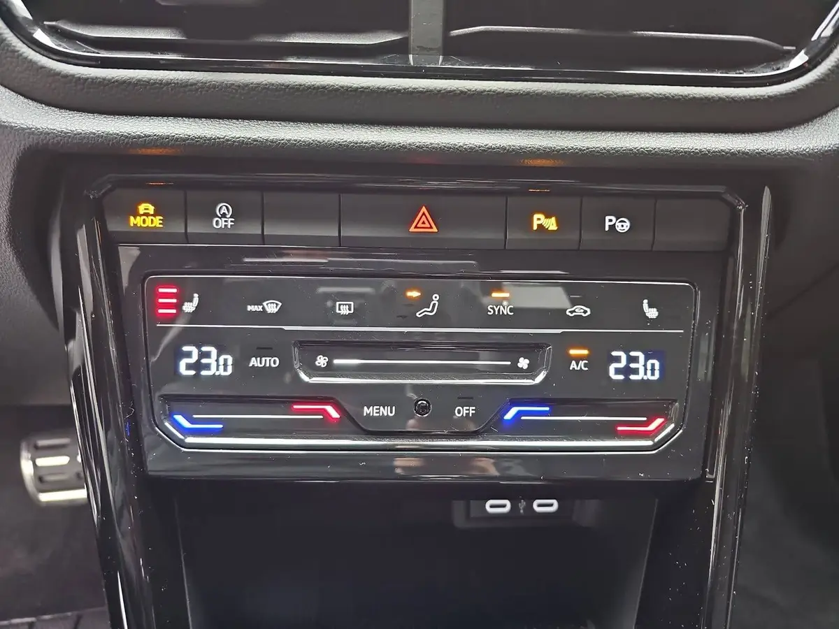 VW T-ROC 2.0 TDI DSG R-LINE NAVI LED MATRIX PANO ACC DCC AH