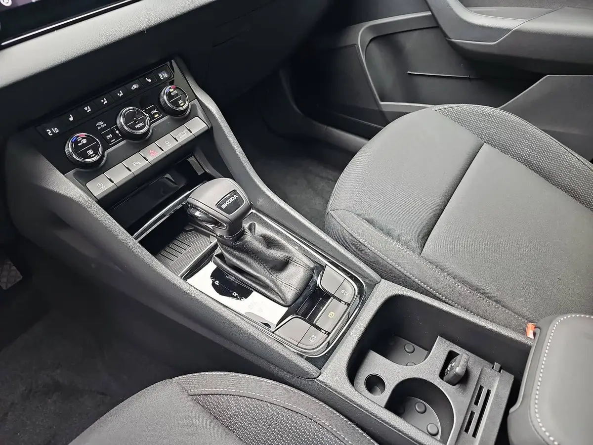 SKODA KAROQ 1.5 TSI DSG SELECTION LED ACC AHK