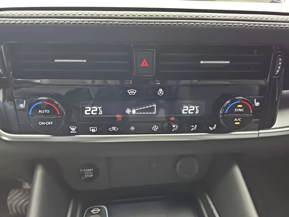 NISSAN QASHQAI 1.3 DIG-T XTRONIC N-CONNECTA PANO WINTER