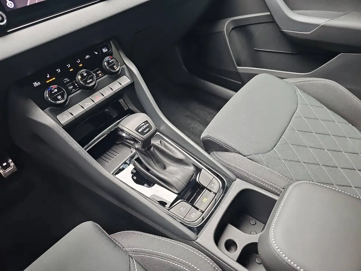 SKODA KAROQ 2.0 TDI DSG SPORTLINE 4X4 WINTER AHK