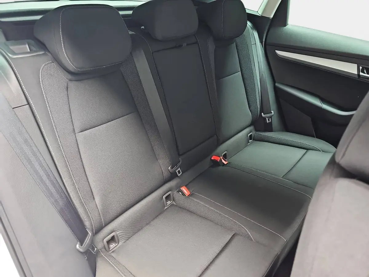 SKODA KAROQ 1.5 TSI DSG SELECTION LED ACC AHK