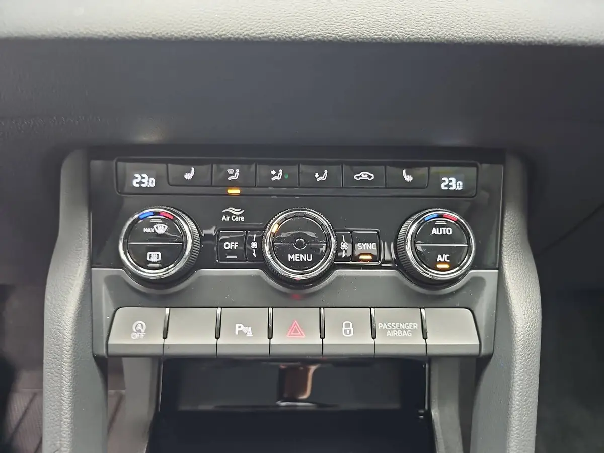 SKODA KAROQ 1.5 TSI DSG 130 JAHRE LED KAMERA AHK