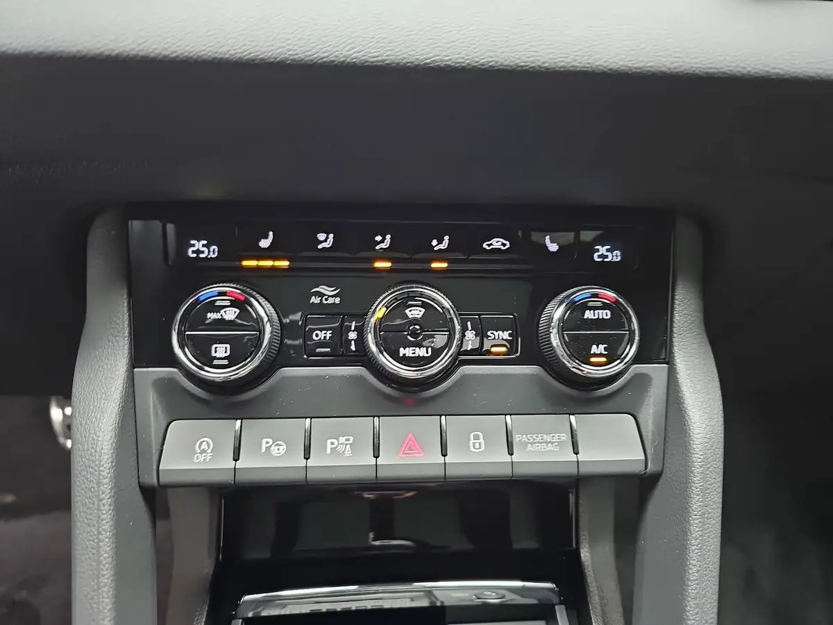 SKODA KAROQ 1.5 TSI DSG SPORTLINE NAVI LED-MATRIX PANO CANTON 