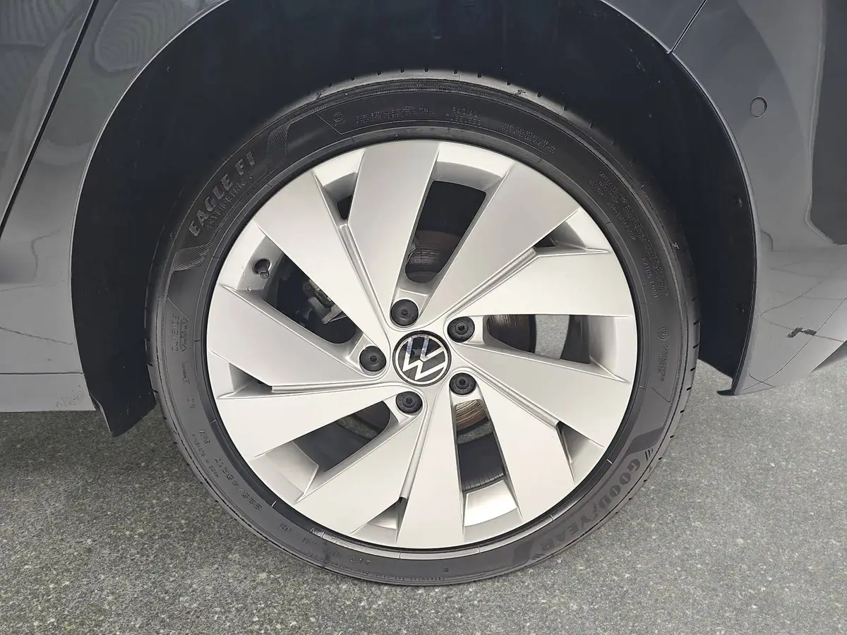 VW GOLF VIII 1.5 TSI LIFE LED ACC KAMERA AHK LM17
