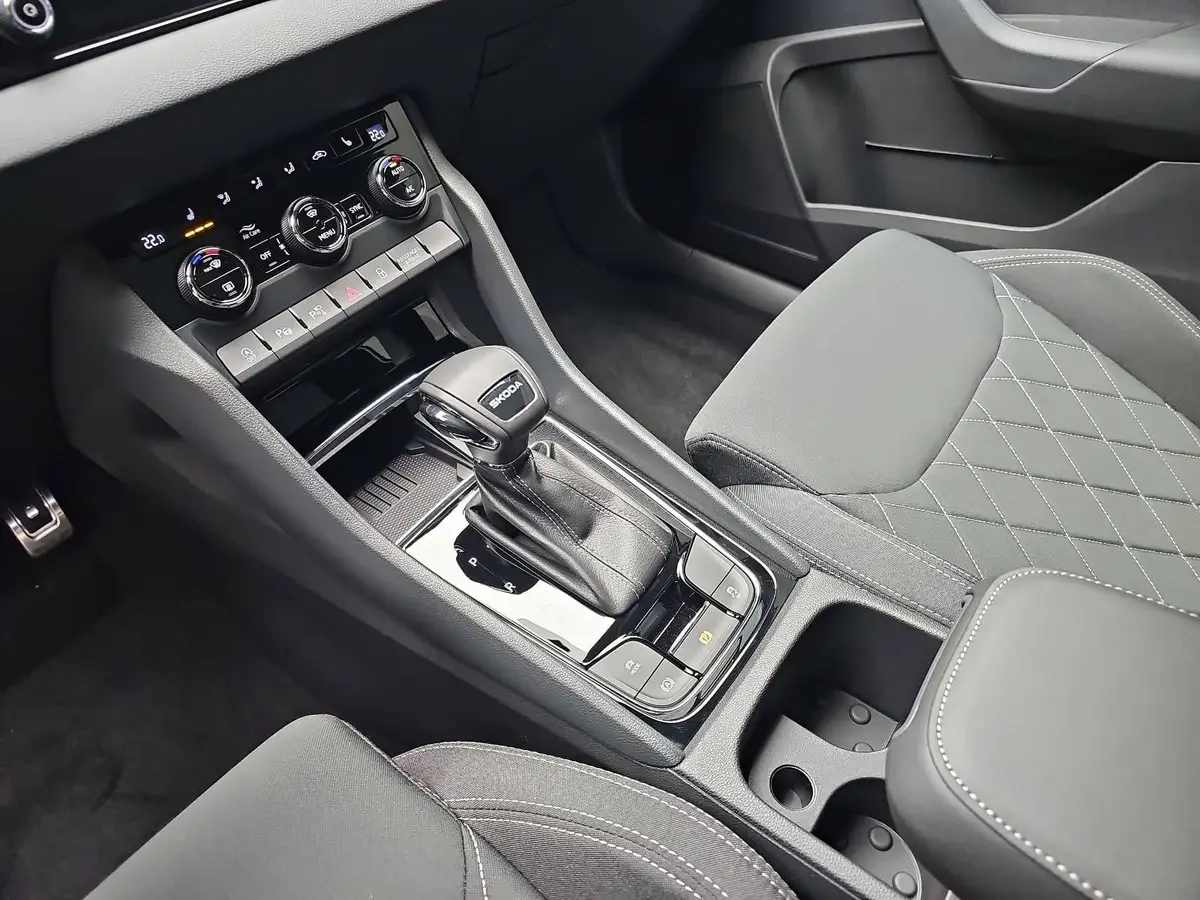 SKODA KAROQ 1.5 TSI DSG SPORTLINE NAVI LED-MATRIX PANO CANTON