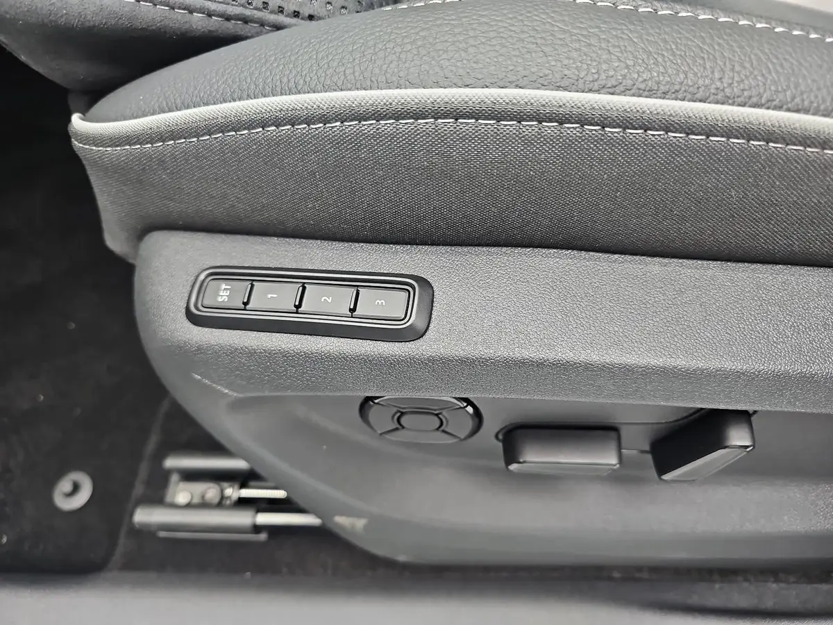 SKODA KODIAQ 1.5 TSI DSG IV PHEV SPORTLINE AHK PANO LM