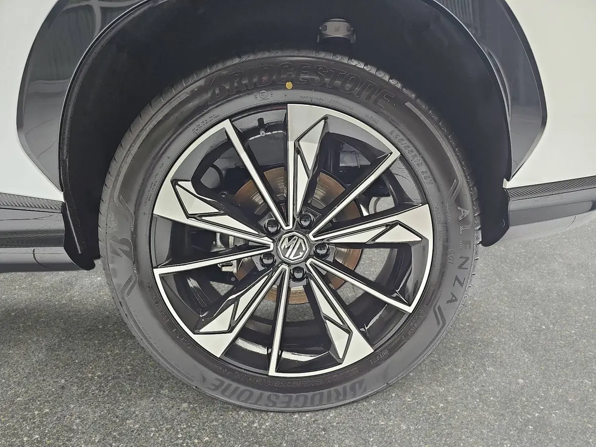 MG HS 1.5 HYBRID+ MY25.5 LUXURY LEDER 360-GRAD-KAMERA 19-ZOLL-LM