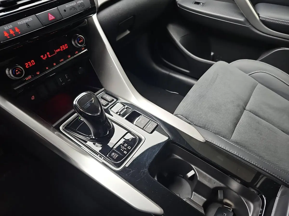 MITSUBISHI ECLIPSE CROSS 2.4 MIVEC PHEV CVT SELECT NAVI LED STANDH. 360° LM