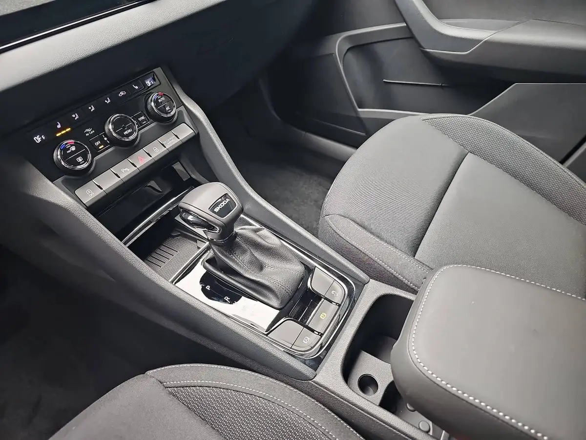 SKODA KAROQ 1.5 TSI DSG SELECTION LED ACC AHK