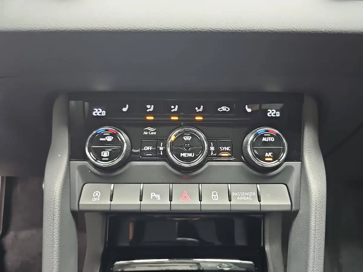 SKODA KAROQ 2.0 TSI DSG SPORTLINE 4X4 AHK PANO