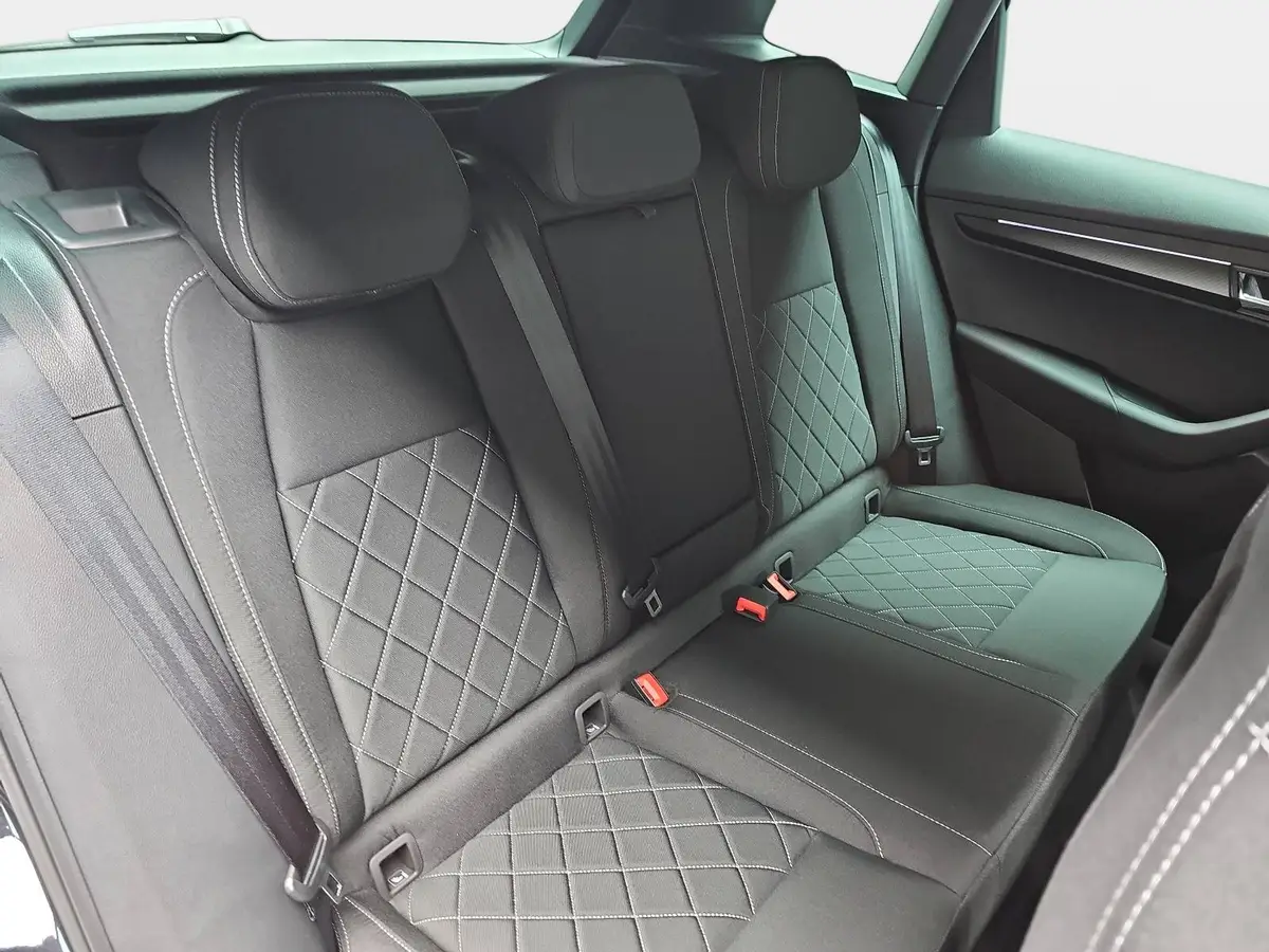 SKODA KAROQ 1.5 TSI DSG SPORTLINE NAVI LED PANO ACC WINTER KAM