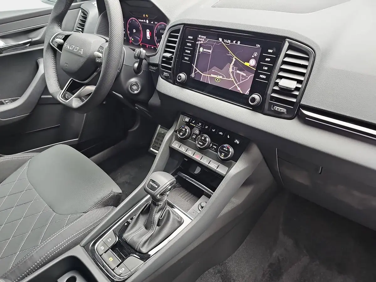 SKODA KAROQ 1.5 TSI DSG SPORTLINE NAVI LED ACC PANO WINTER KA