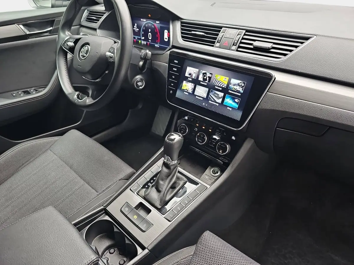 SKODA SUPERB COMBI 2.0 TDI DSG STYLE NAVI LED AHK