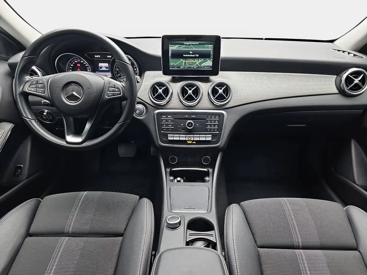 MERCEDES-BENZ GLA 180 DCT URBAN WINTER GRA AHK