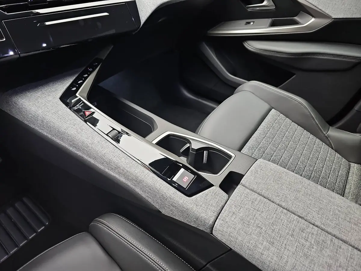 PEUGEOT 3008 1.2 HYBRID 145 E-DSC6 ALLURE LED DAB WINTER AHK LM