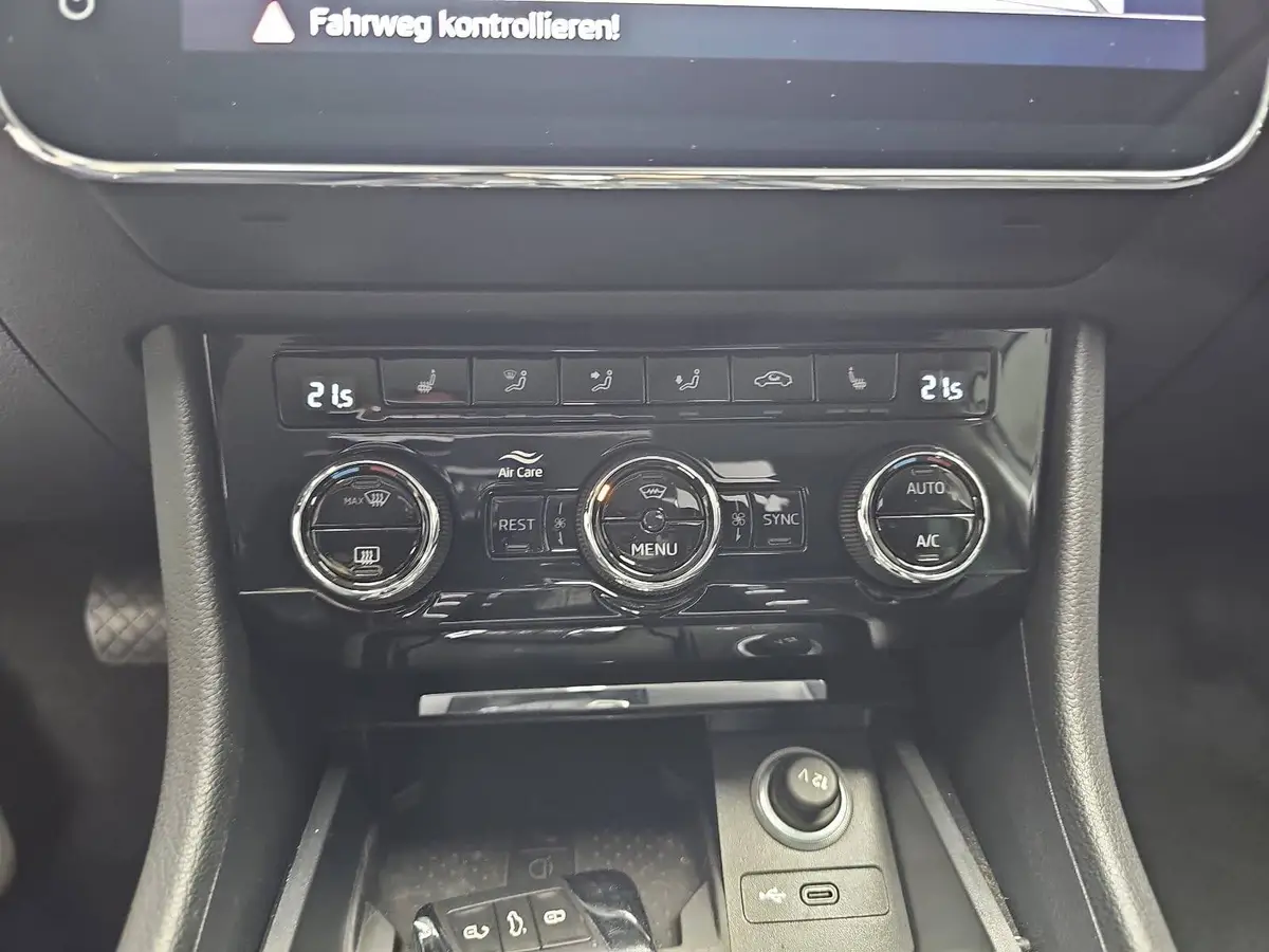 SKODA SUPERB COMBI 2.0 TDI DSG STYLE NAVI LED