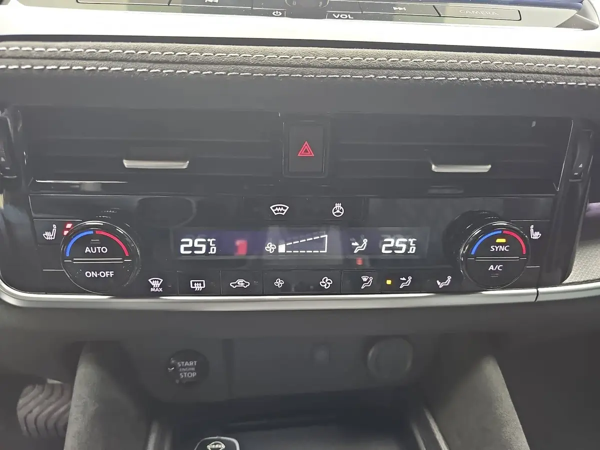 NISSAN QASHQAI 1.3 DIG-T MHEV AUTO. TEKNA PREMIUM PAKET 2-FARBEN