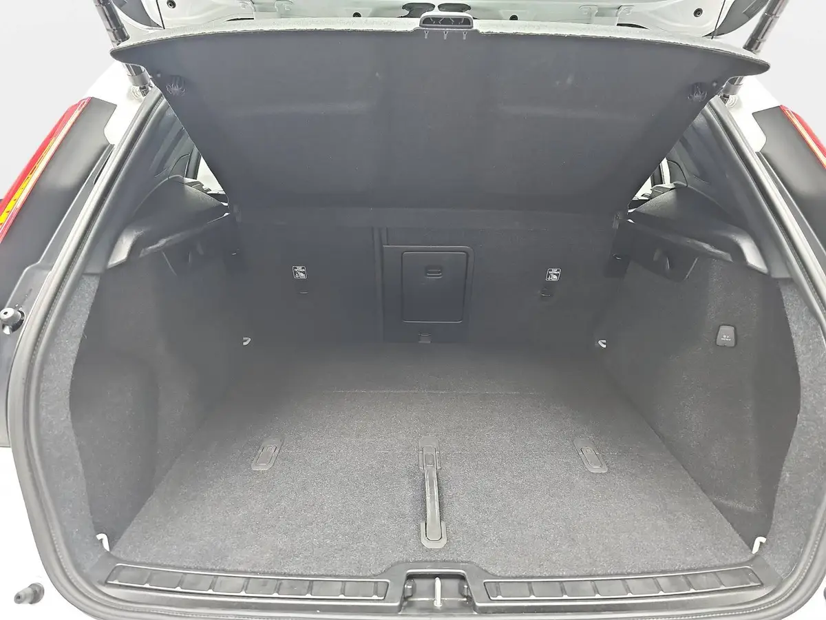 VOLVO XC40 T2 2WD AUTO. CORE NAVI LED EL.HECKKL. PDC KAMERA L