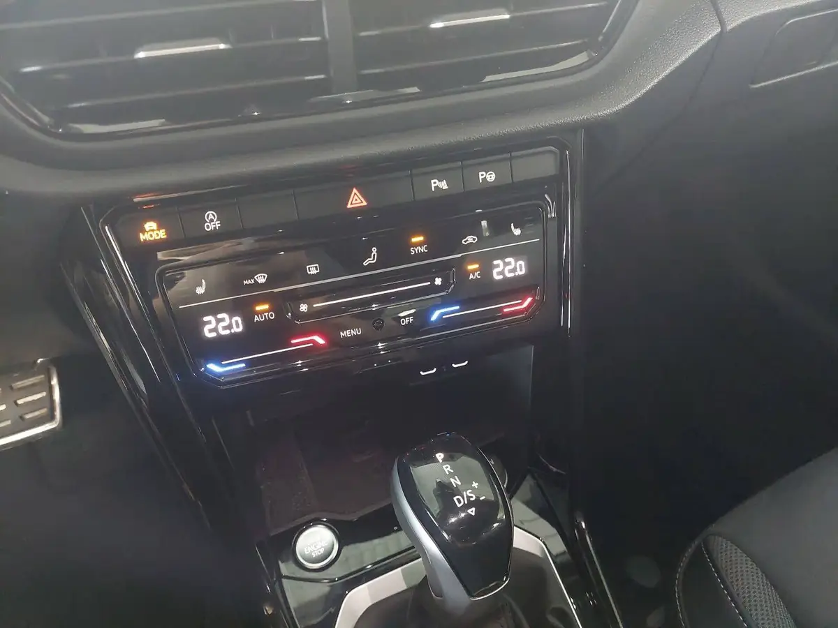 VW T-ROC 1.5 TSI DSG R-LINE NAVI KAMERA AHK LM18 8FACH
