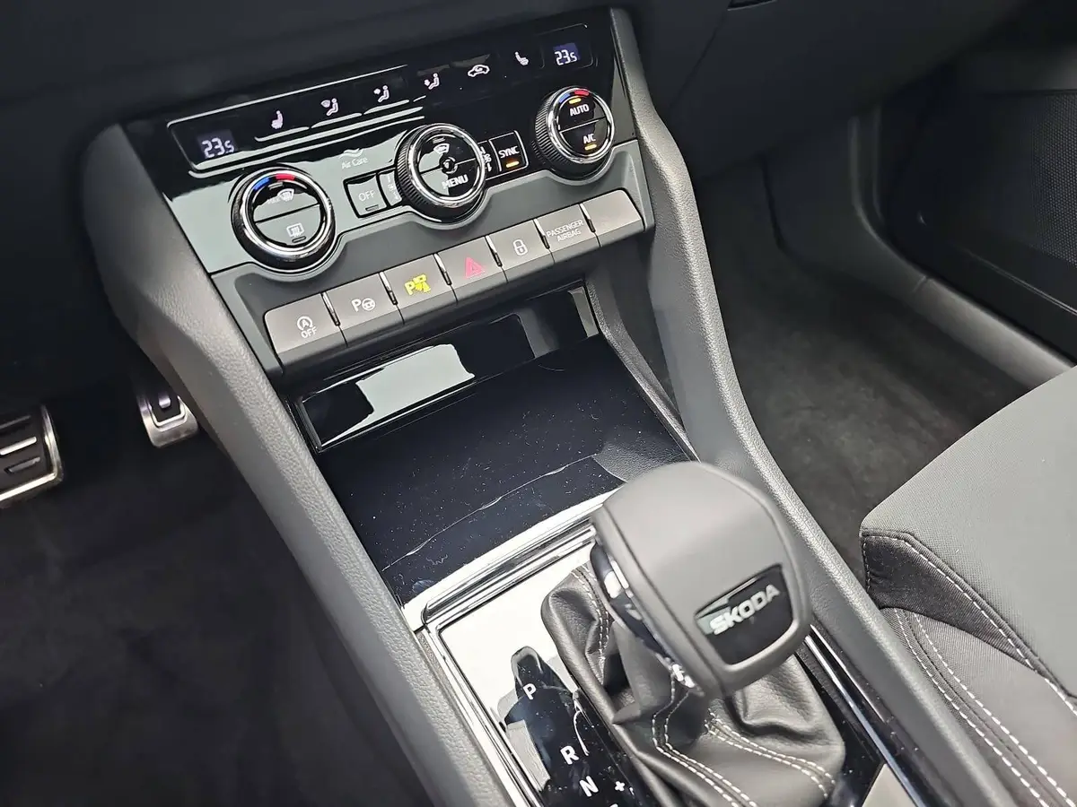 SKODA KAROQ 1.5 TSI DSG SPORTLINE NAVI LED-MATRIX PANO CANTON