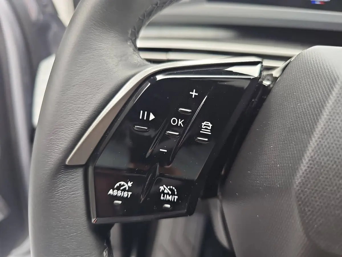 PEUGEOT 5008 1.2 HYBRID 145 E-DSC6 ALLURE KLIMA LED 7-S DAB 360