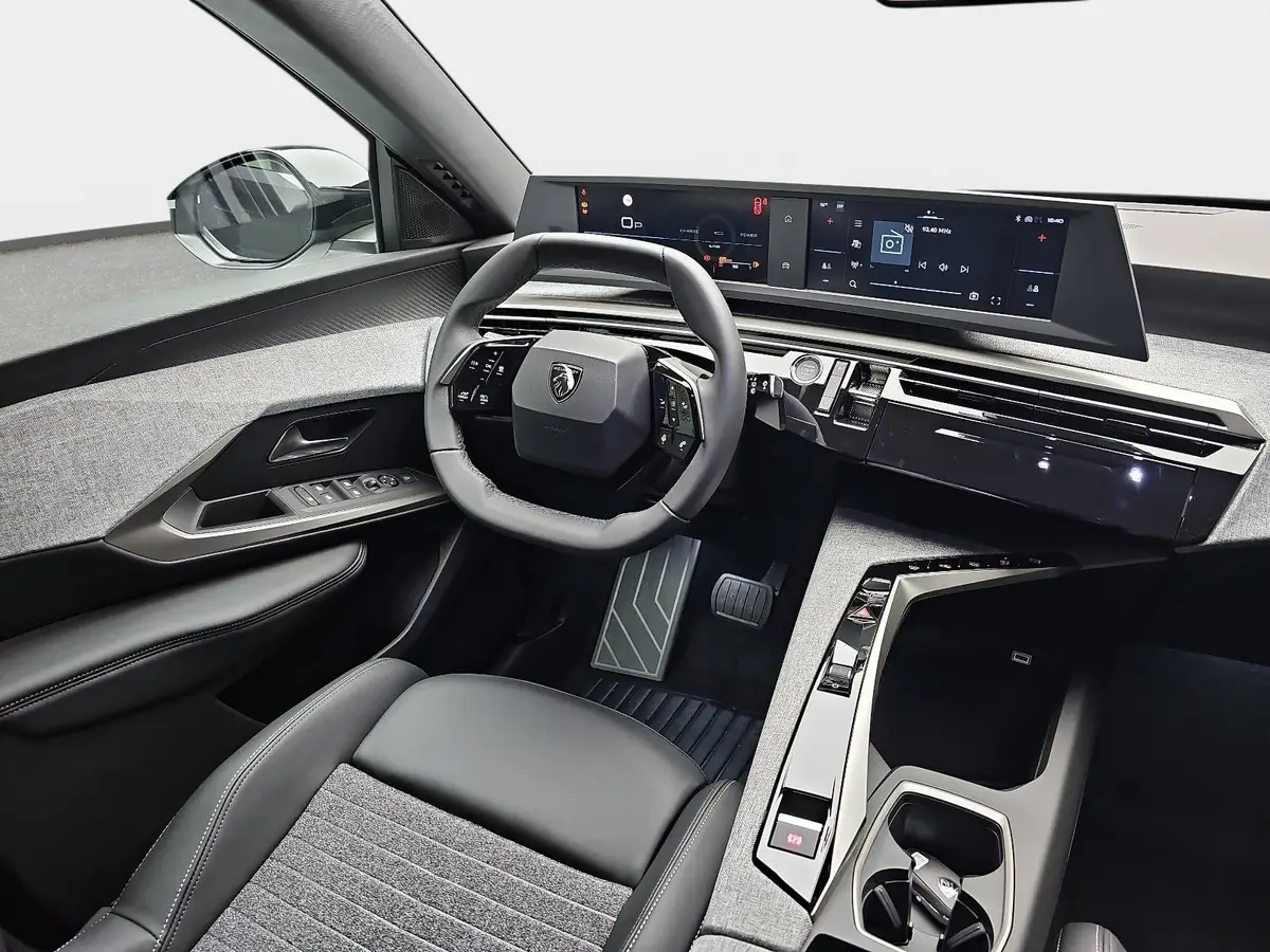 PEUGEOT 5008 1.2 HYBRID 145 E-DSC6 ALLURE KLIMA LED 7-S DAB 360