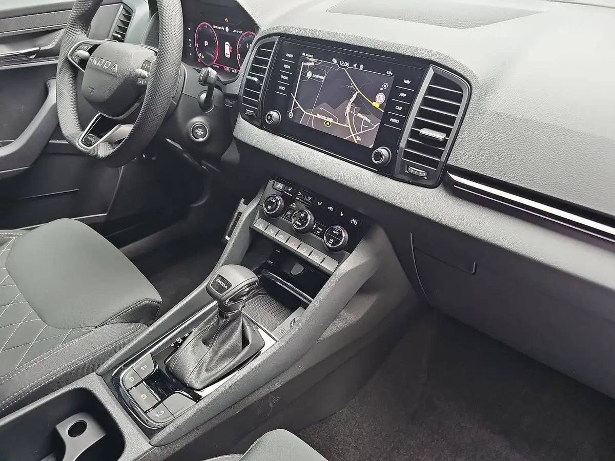 SKODA KAROQ 1.5 TSI DSG SPORTLINE NAVI LED-MATRIX PANO WINTER 