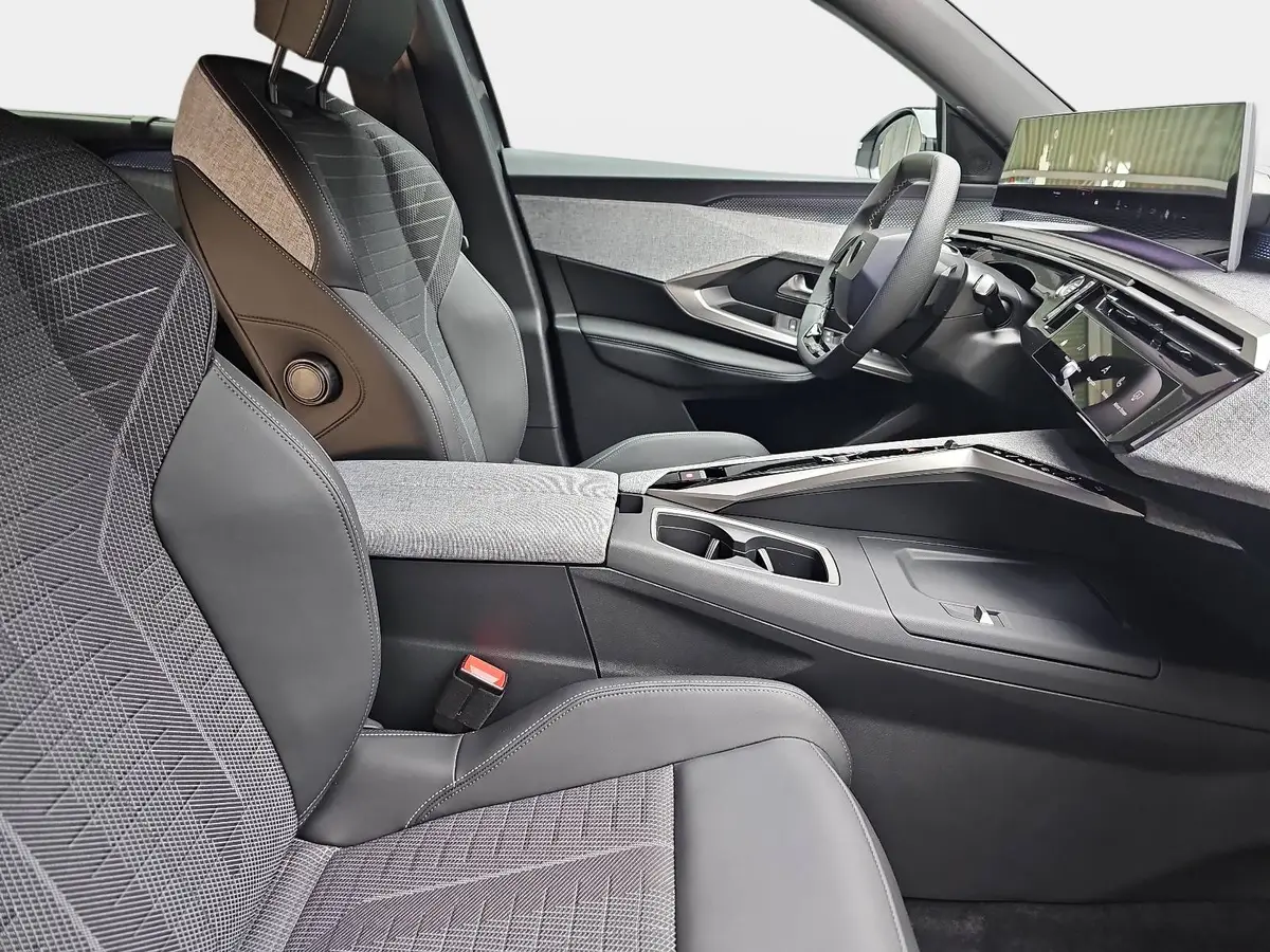 PEUGEOT 5008 1.2 HYBRID 145 E-DSC6 GT KLIMA LED 7-S DAB 360° AH