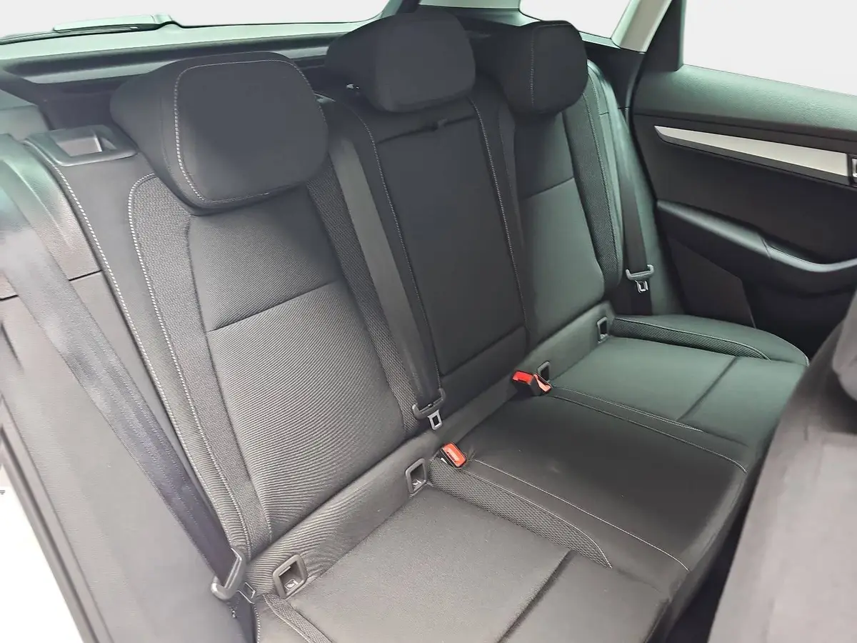 SKODA KAROQ 1.5 TSI DSG SELECTION LED ACC AHK