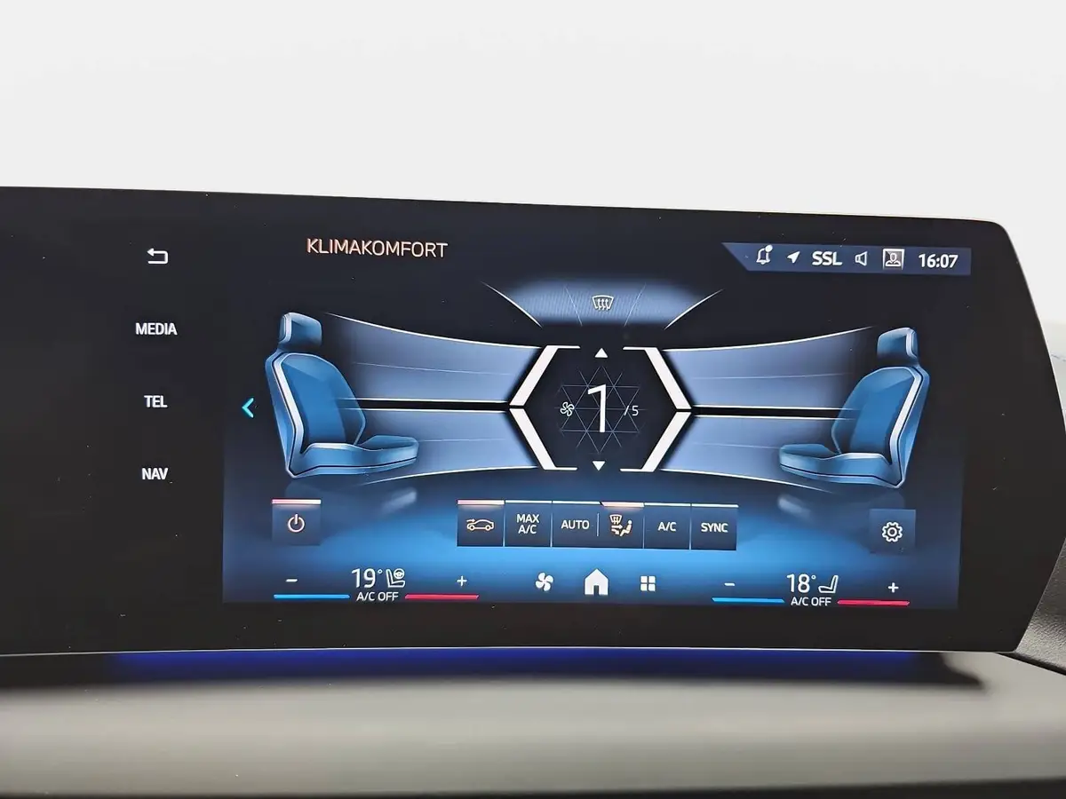 BMW 123 I AUTO. M SPORT NAVI LED DRIVING+P-ASSIST H+K KAM