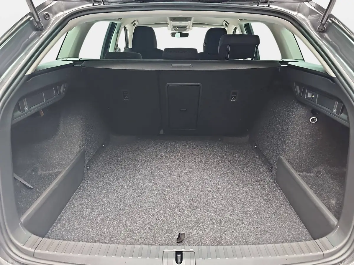 SKODA OCTAVIA COMBI 2.0 TDI DSG SELECTION AHK LM KAMERA