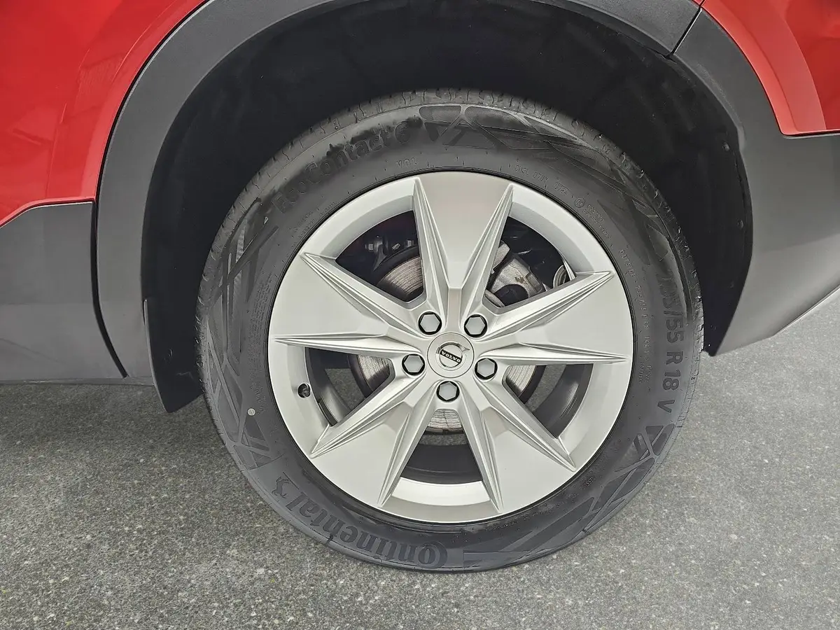 VOLVO XC40 T2 2WD AUTO. CORE NAVI LED EL.HECKKL. PDC KAMERA L