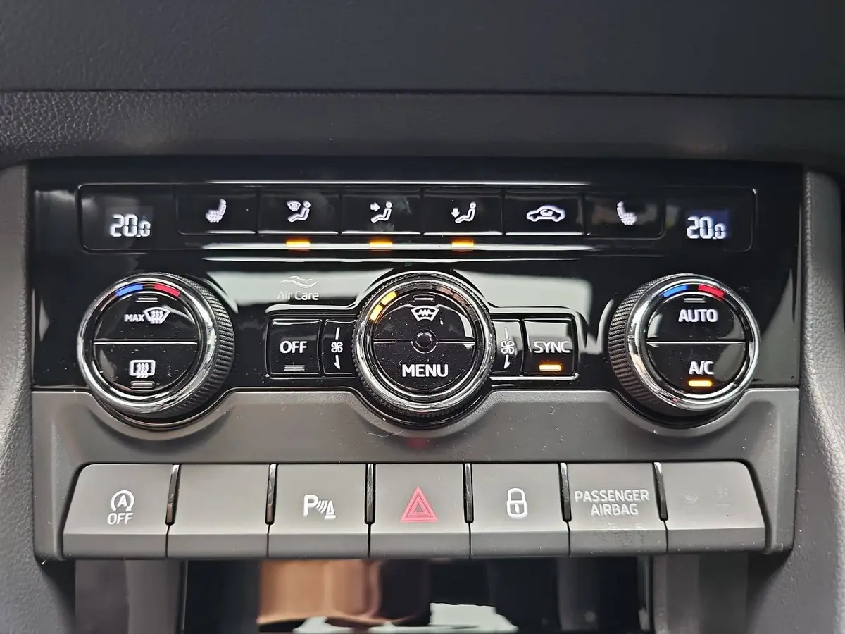 SKODA KAROQ 2.0 TSI DSG SPORTLINE 4X4 NAVI LED