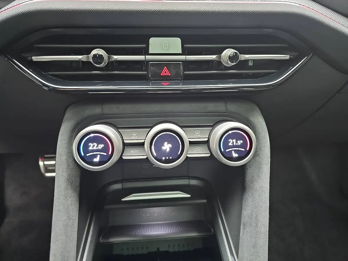 SKODA KODIAQ 1.5 TSI DSG SPORTLINE NAVI LED PANO 7-SITZE KAMERA