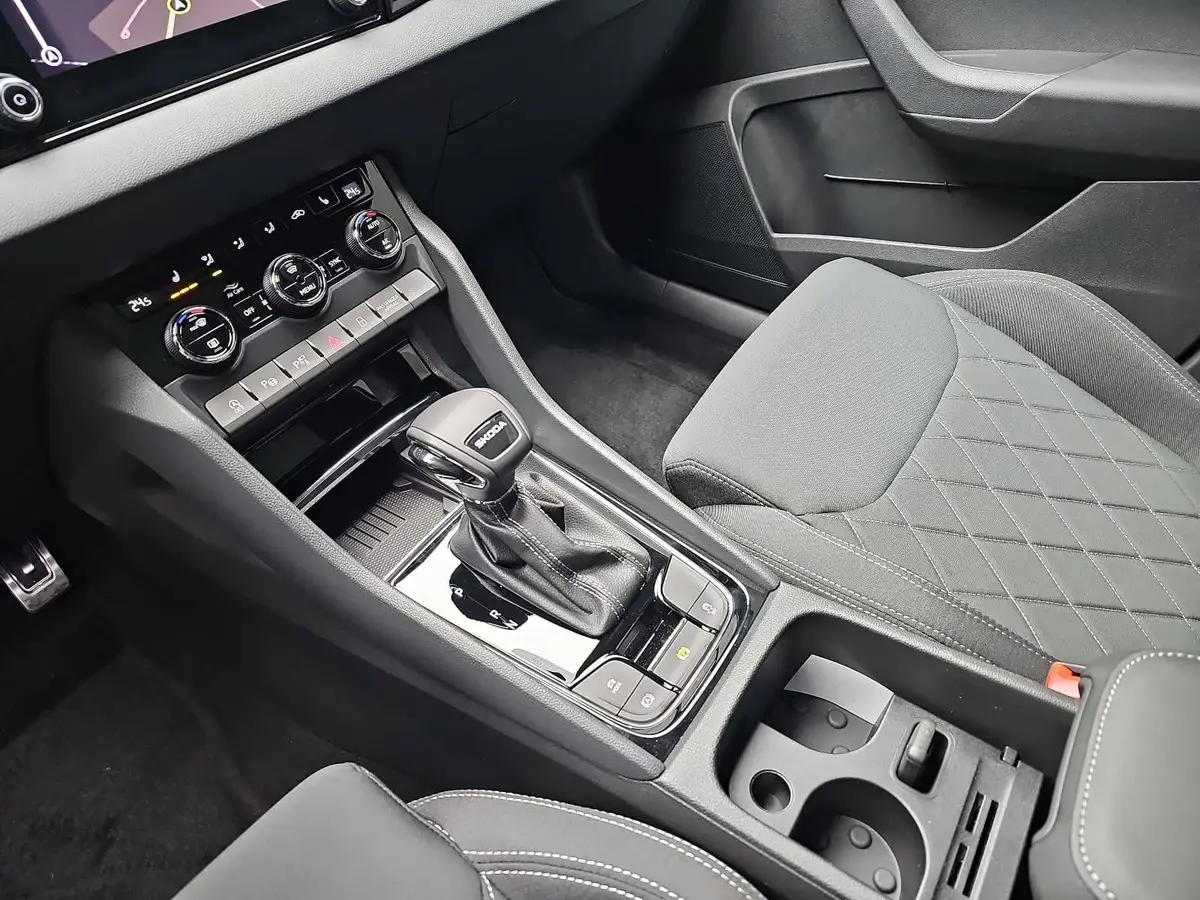 SKODA KAROQ 1.5 TSI DSG SPORTLINE NAVI LED-MATRIX PANO WINTER 