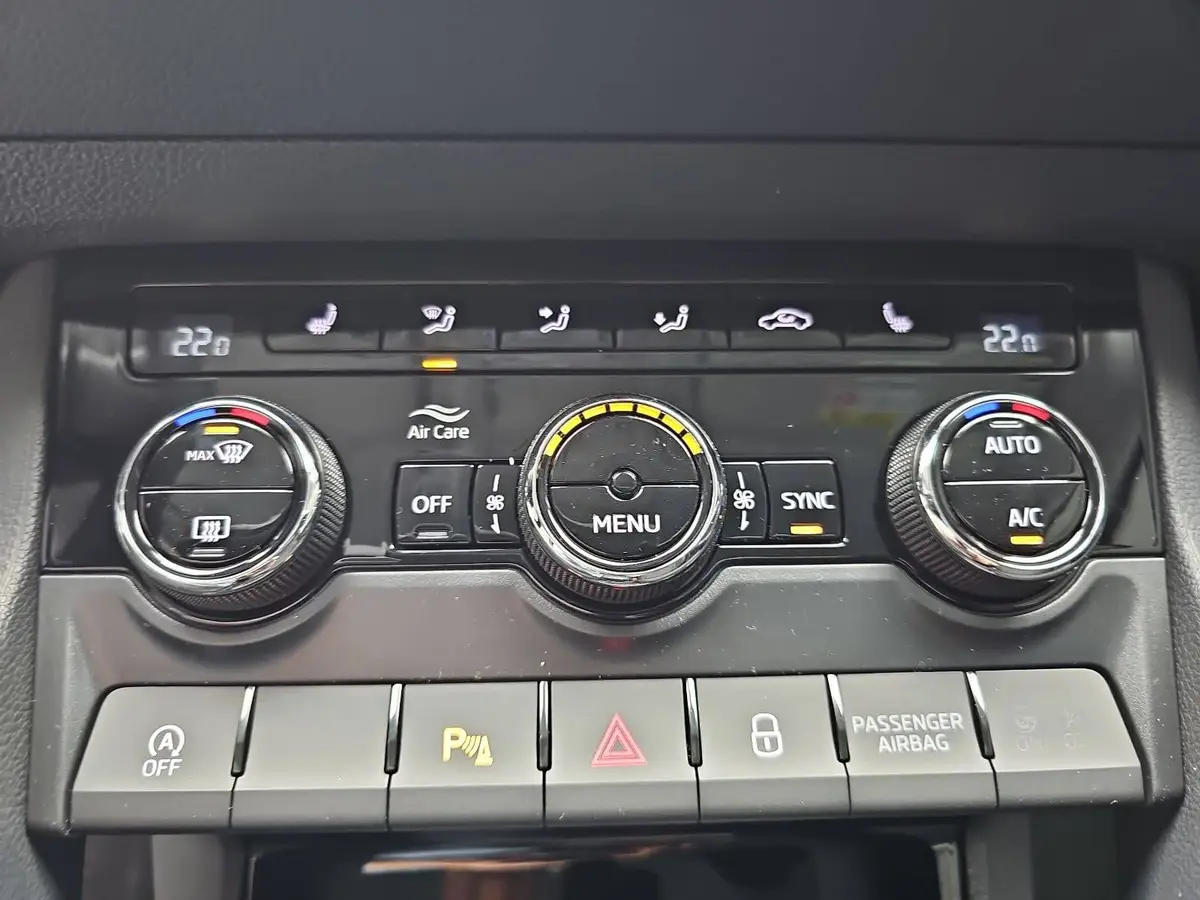 SKODA KAROQ 1.5 TSI DSG DRIVE NAVI LED AHK LM